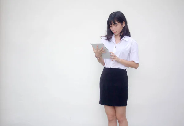 Tailandês Adulto Estudante Universidade Uniforme Bela Menina Usando Seu Tablet — Fotografia de Stock