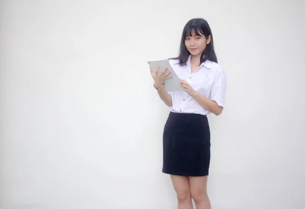 Tailandês Adulto Estudante Universidade Uniforme Bela Menina Usando Seu Tablet — Fotografia de Stock