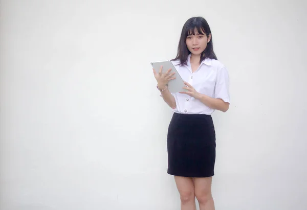Yetişkin Öğrenci Üniforması Tabletini Kullanan Güzel Bir Kız — Stok fotoğraf
