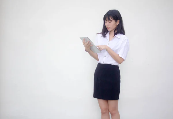 Tailandese Adulto Studente Università Uniforme Bella Ragazza Utilizzando Suo Tablet — Foto Stock
