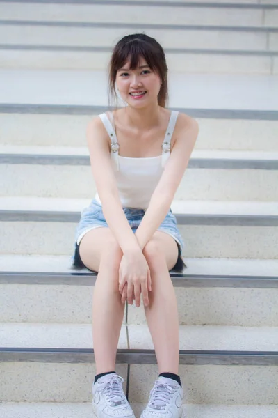 Азиатско Тайский Японский Подросток Белая Футболка Красивая Девушка Счастлива Расслабиться — стоковое фото