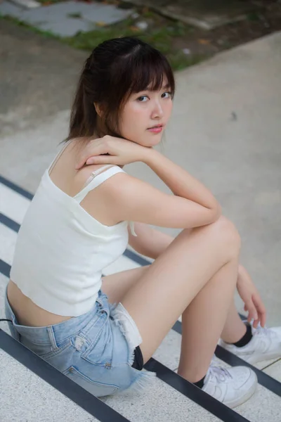 Asiático Tailandés Japonés Adolescente Blanco Camiseta Hermosa Chica Feliz Relajarse —  Fotos de Stock