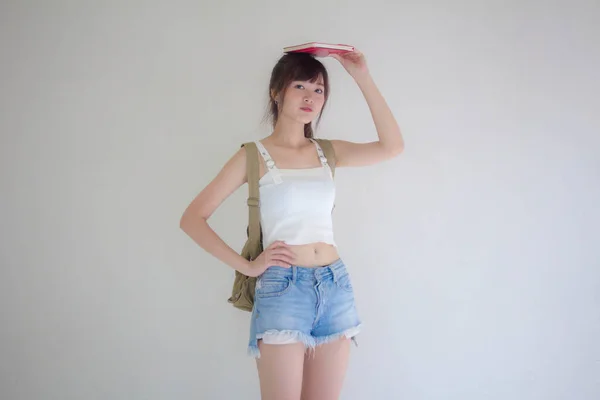 Linda Tailandesa Menina Turistas Escocês Branco Camisa Azul Jeans Ler — Fotografia de Stock