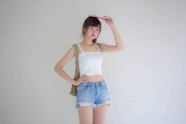 Krásná Thajská Dívka Turisté Skotské Bílá Košile Modré Džíny Číst — Stock fotografie