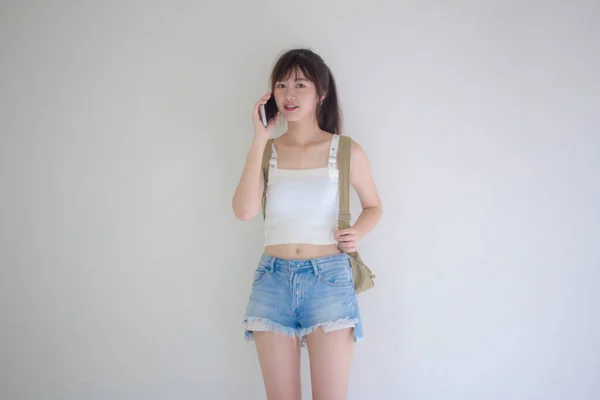 Linda Tailandesa Menina Turistas Escocês Branco Camisa Azul Jeans Chamando — Fotografia de Stock
