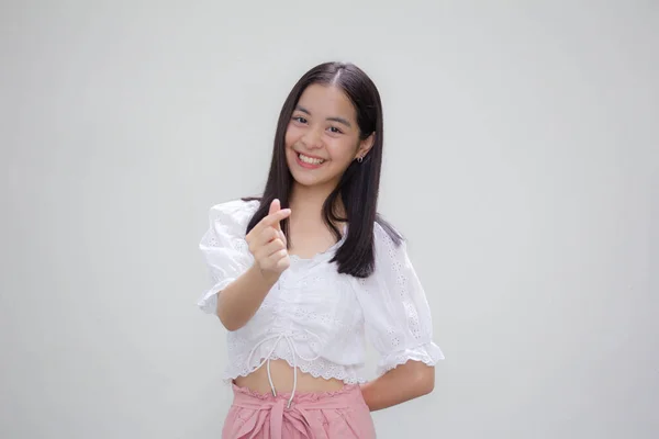Asia Thai Remaja Shirt Putih Gadis Cantik Memberikan Hati — Stok Foto