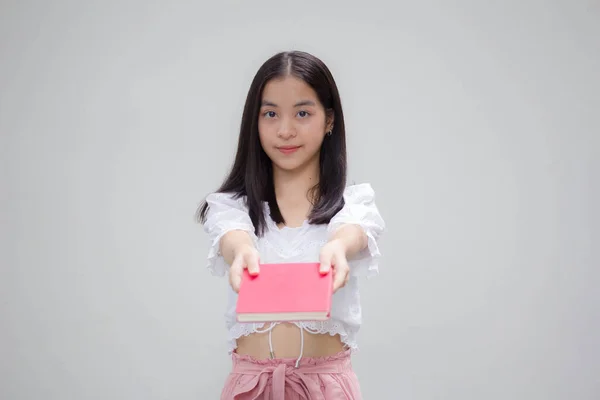 Asiático Tailandés Adolescente Blanco Camiseta Hermosa Chica Mostrar Libro —  Fotos de Stock