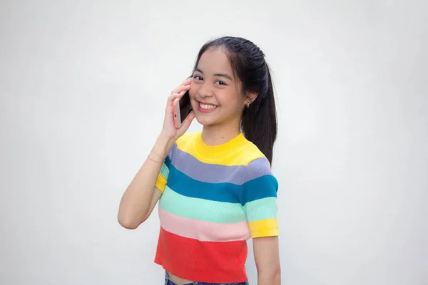 Asia Tailandesa Adolescente Color Camiseta Hermosa Chica Llamando Teléfono Inteligente —  Fotos de Stock
