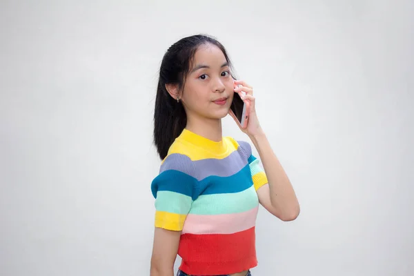 Asia Tailandesa Adolescente Color Camiseta Hermosa Chica Llamando Teléfono Inteligente —  Fotos de Stock