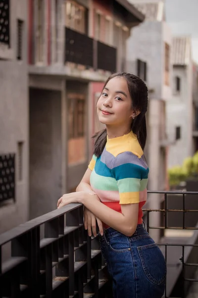 Asiático Tailandés Adolescente Color Camiseta Hermosa Chica Sonrisa Relajarse — Foto de Stock