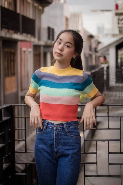 Asia Thai Teen Colore Shirt Bella Ragazza Sorriso Relax — Foto Stock