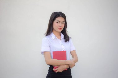 Taylandlı yetişkin öğrenci üniforması güzel kız rahatla ve gülümse.