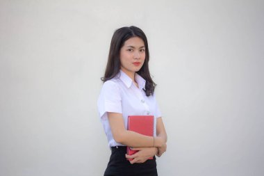 Taylandlı yetişkin öğrenci üniforması güzel kız rahatla ve gülümse.