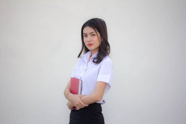 Taylandlı yetişkin öğrenci üniforması güzel kız rahatla ve gülümse.