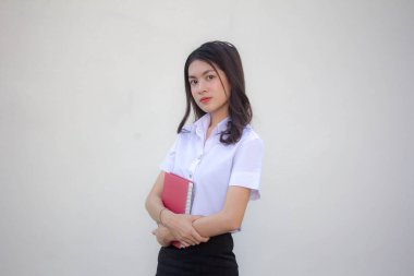 Taylandlı yetişkin öğrenci üniforması güzel kız rahatla ve gülümse.