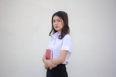 Taylandlı yetişkin öğrenci üniforması güzel kız rahatla ve gülümse.