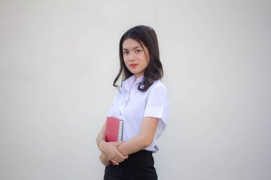 Taylandlı yetişkin öğrenci üniforması güzel kız rahatla ve gülümse.