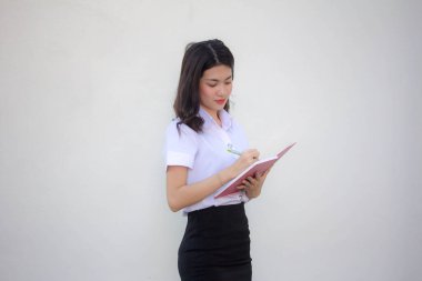 Taylandlı yetişkin öğrenci üniforması güzel kız. Kitap yaz.