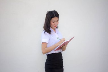 Taylandlı yetişkin öğrenci üniforması güzel kız. Kitap yaz.