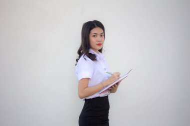 Taylandlı yetişkin öğrenci üniforması güzel kız. Kitap yaz.