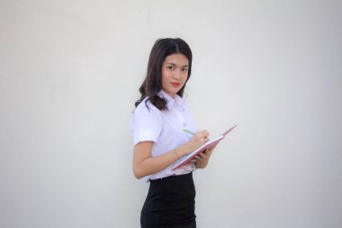 Taylandlı yetişkin öğrenci üniforması güzel kız. Kitap yaz.