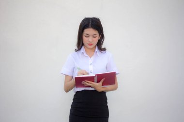 Taylandlı yetişkin öğrenci üniforması güzel kız. Kitap yaz.