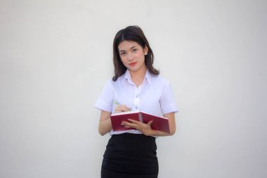 Taylandlı yetişkin öğrenci üniforması güzel kız. Kitap yaz.