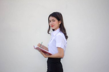 Taylandlı yetişkin öğrenci üniforması güzel kız. Kitap yaz.