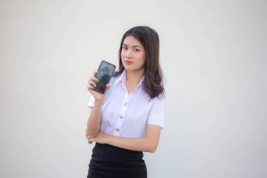 Taylandlı yetişkin üniversite üniforması güzel kız akıllı telefonunu göster.