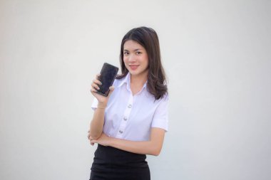 Taylandlı yetişkin üniversite üniforması güzel kız akıllı telefonunu göster.