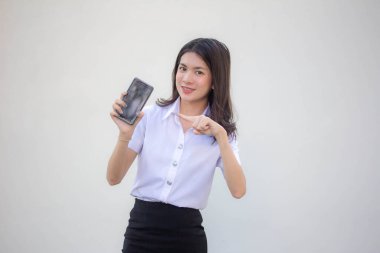 Taylandlı yetişkin üniversite üniforması güzel kız akıllı telefonunu göster.