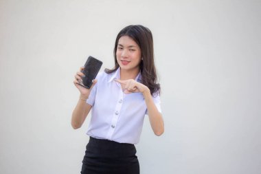 Taylandlı yetişkin üniversite üniforması güzel kız akıllı telefonunu göster.