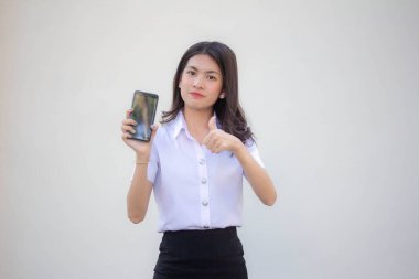 Taylandlı yetişkin üniversite üniforması güzel kız akıllı telefonunu göster.