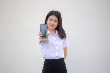 Taylandlı yetişkin üniversite üniforması güzel kız akıllı telefonunu göster.