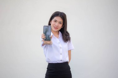 Taylandlı yetişkin üniversite üniforması güzel kız akıllı telefonunu göster.