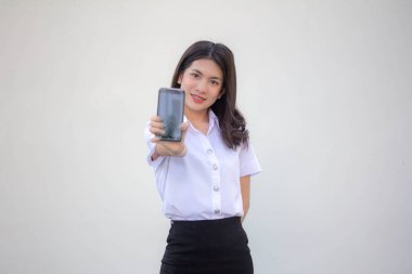 Taylandlı yetişkin üniversite üniforması güzel kız akıllı telefonunu göster.