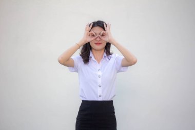 Taylandlı yetişkin üniversite üniforması güzel kız.