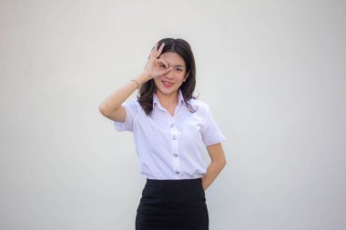 Taylandlı yetişkin üniversite üniforması güzel kız.