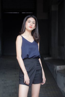 Taylandlı yetişkin bir kızın portresi rahatla ve gülümse.