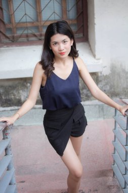 Taylandlı yetişkin bir kızın portresi rahatla ve gülümse.