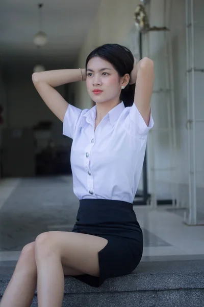 Tailandês Adulto Estudante Universidade Uniforme Bela Menina Relaxar Sorrir — Fotografia de Stock