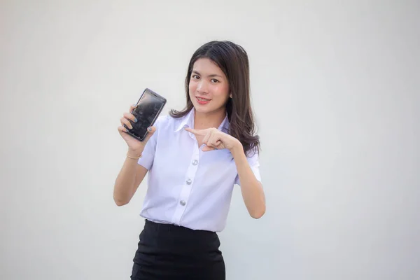 Thai Mahasiswi Dewasa Seragam Universitas Gadis Cantik Menunjukkan Ponsel Pintar — Stok Foto