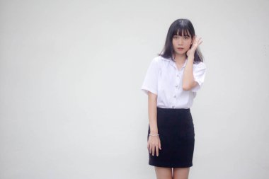 Taylandlı yetişkin üniversite üniforması güzel kız dinle.