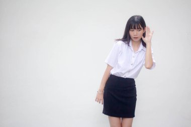 Taylandlı yetişkin üniversite üniforması güzel kız dinle.