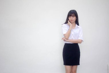 Taylandlı yetişkin öğrenci üniforması güzel kız rahatla ve gülümse.