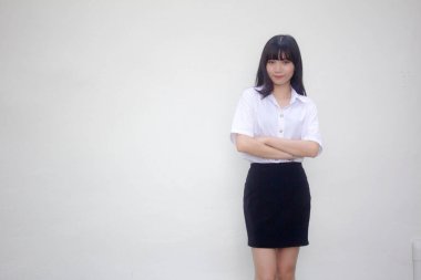 Taylandlı yetişkin öğrenci üniforması güzel kız rahatla ve gülümse.