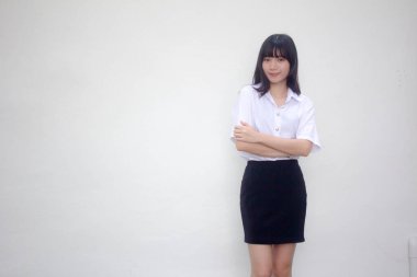 Taylandlı yetişkin öğrenci üniforması güzel kız rahatla ve gülümse.