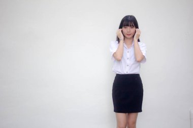 Taylandlı yetişkin öğrenci üniforması güzel kız rahatla ve gülümse.