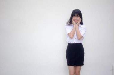 Taylandlı yetişkin öğrenci üniforması güzel kız rahatla ve gülümse.