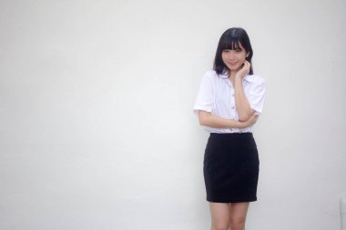 Taylandlı yetişkin öğrenci üniforması güzel kız rahatla ve gülümse.